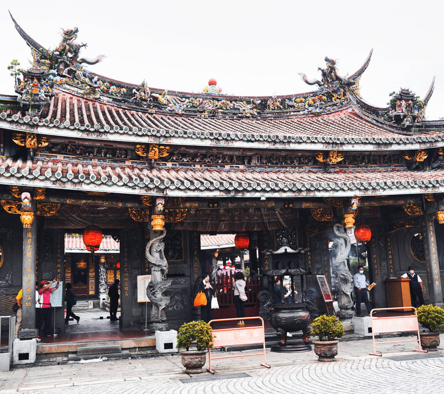 Der Eingang des Bao`an Tempel in Taipeh.