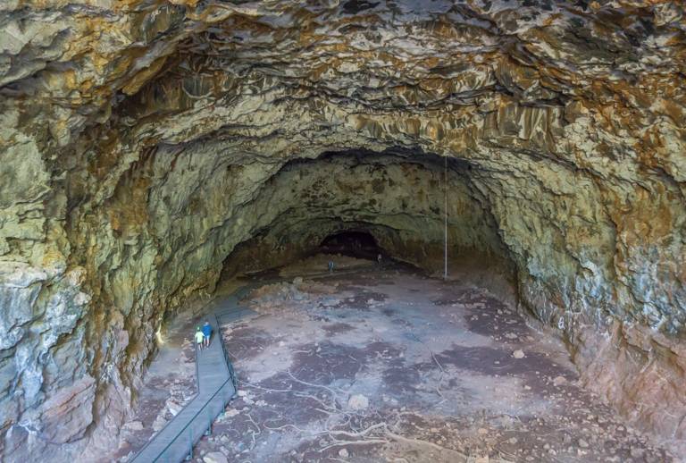 Unzählige solcher Lava Tunnel gibt es hier im Nationalpark.