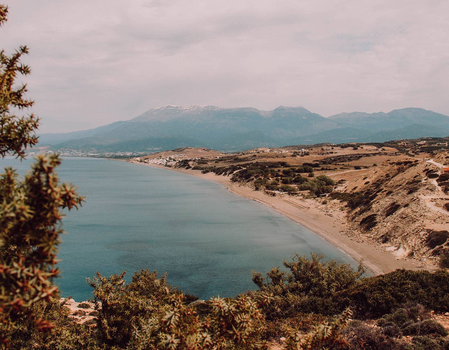 Blick über eine Kuppe Richtung mehr einer Bucht im Meer auf Kreta.