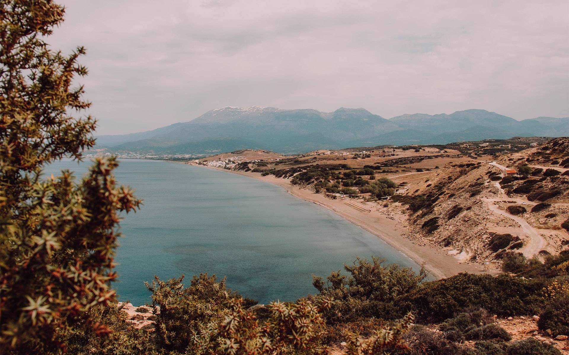 Blick über eine Kuppe Richtung mehr einer Bucht im Meer auf Kreta.