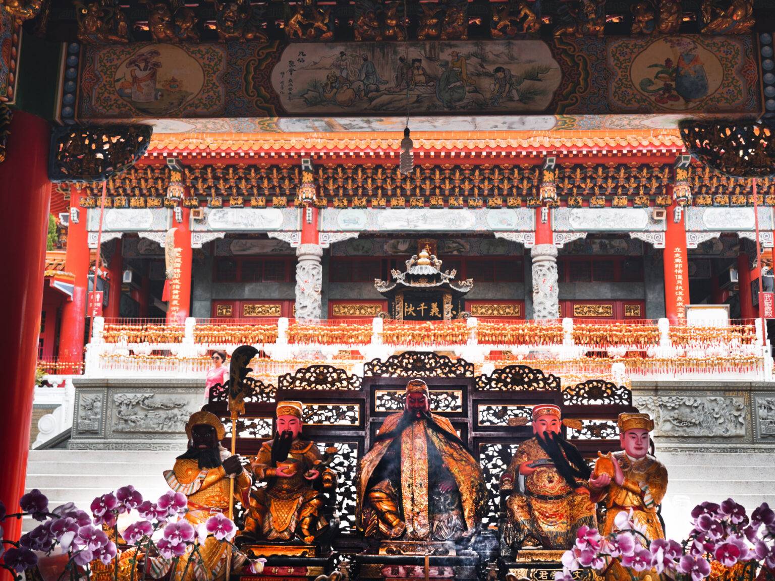 Die bunten Verzierungen in der Tempelanlage Wenwu in Taiwan.