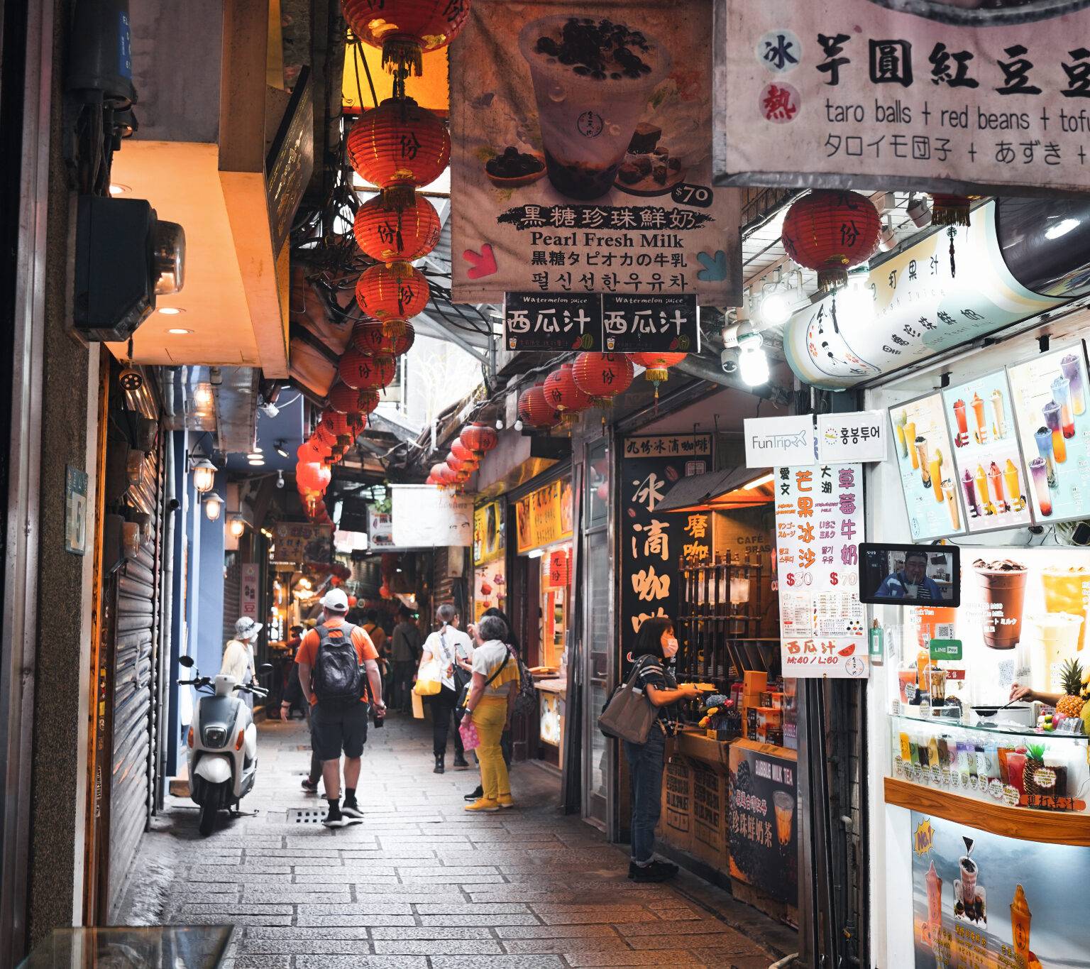 Foodstände reihen sich aneinander in der Old Street in Jiufen in Taiwan.