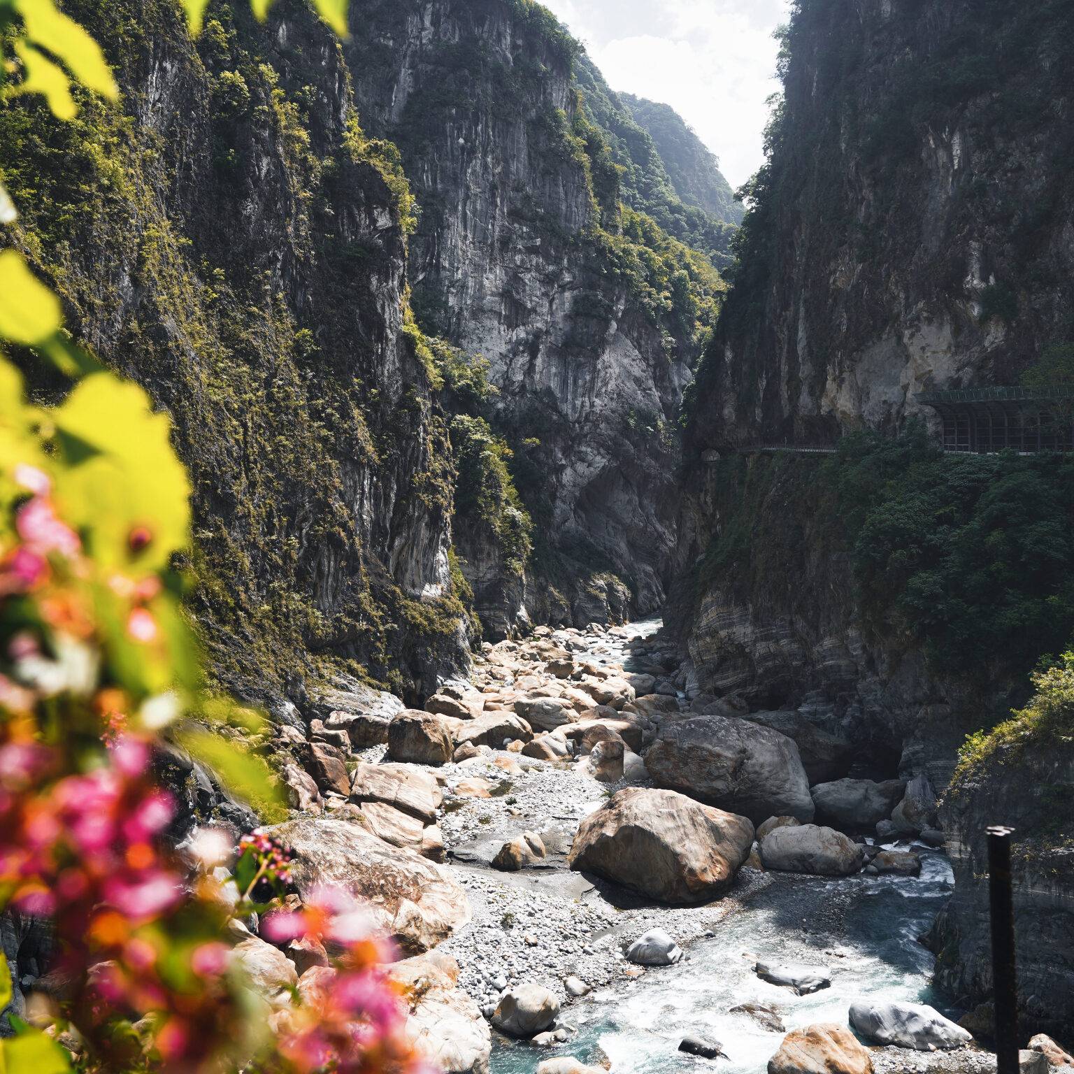 Ein Fluss fließt durch die steinerne Schlucht im Taroko Nationalpark in Taiwan.