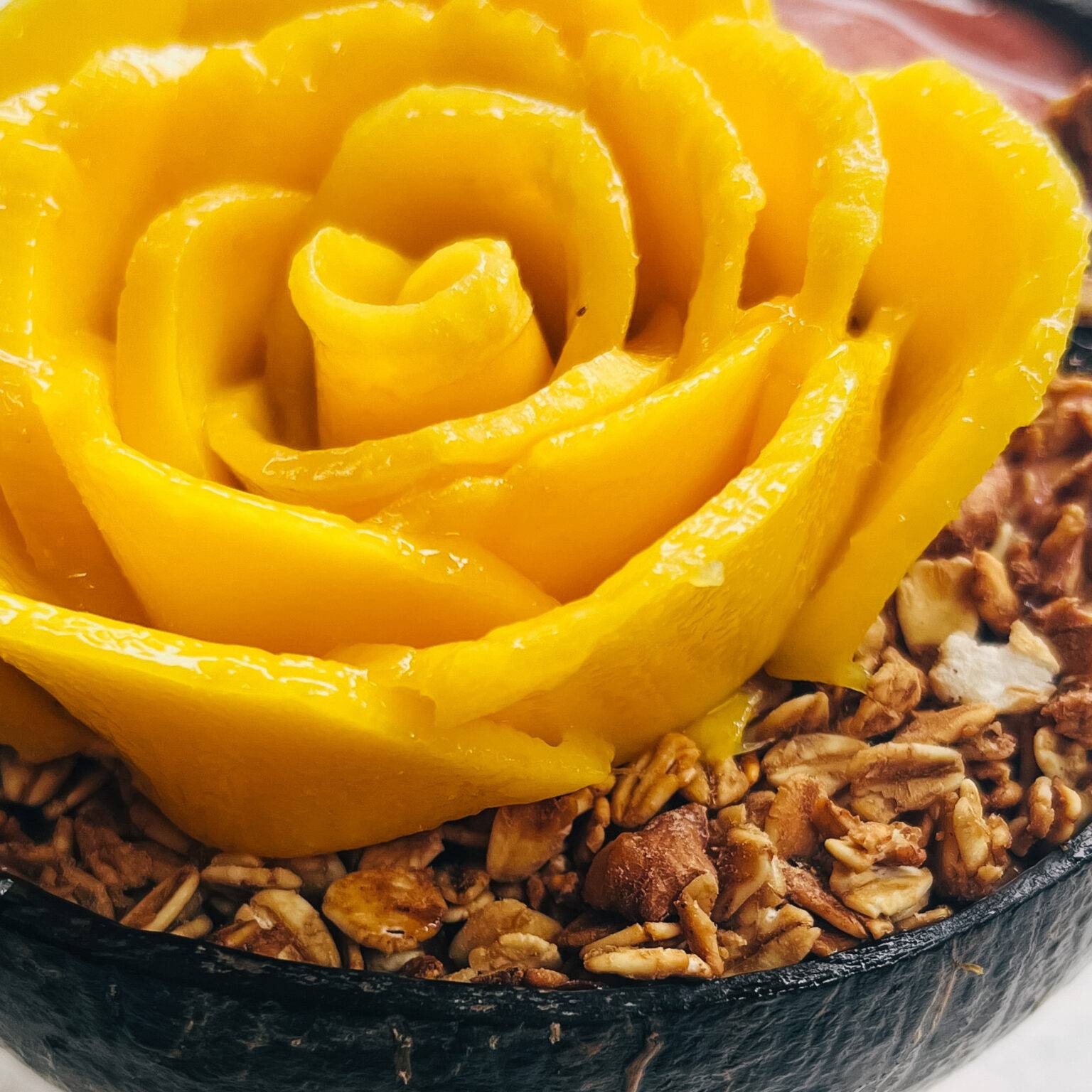 Eine leckere Bowl kunstvoll verziert mit einer Mango-Rose.