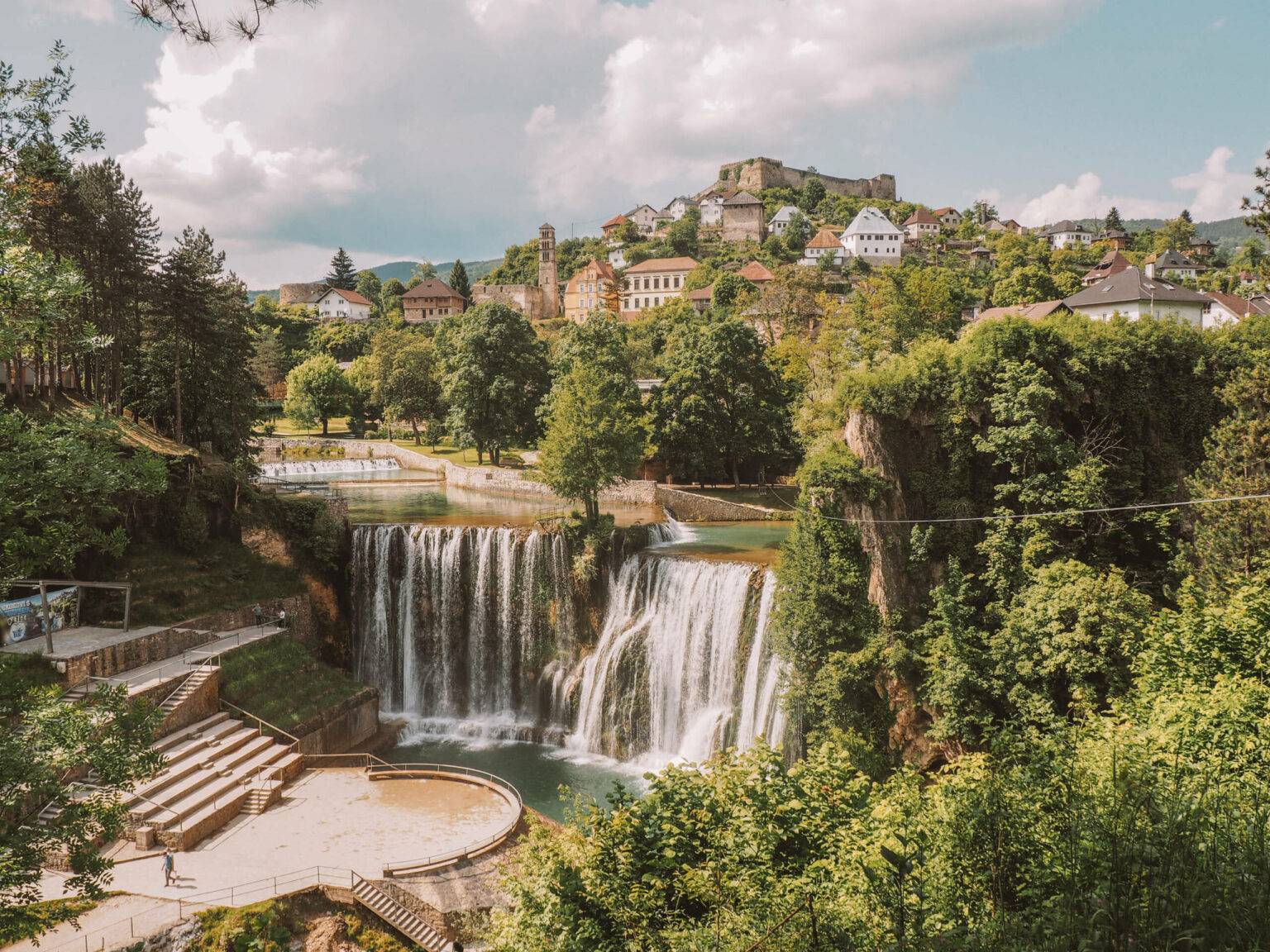 In dem Ort Jajce in Bosnien liegt der Pliva-Wasserfall mitten in der Stadt.