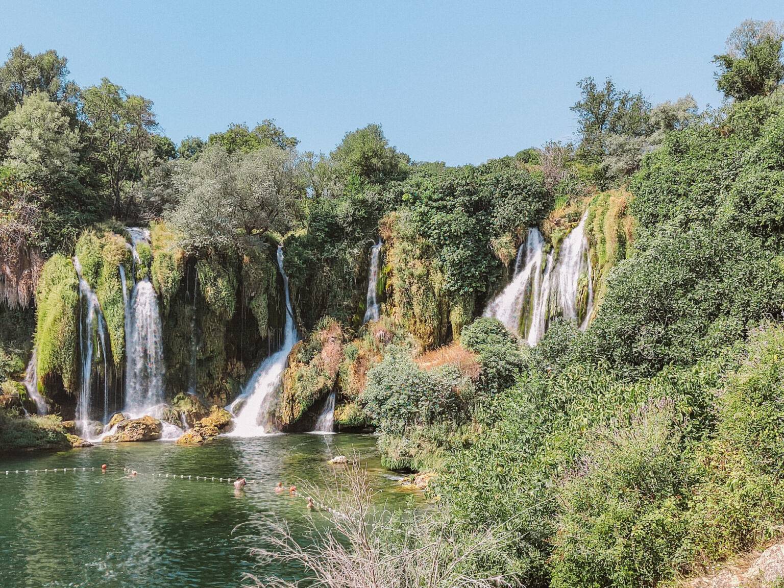 Eine Oase in der Sommerhitze Bosniens: Die Kravica-Wasserfälle.