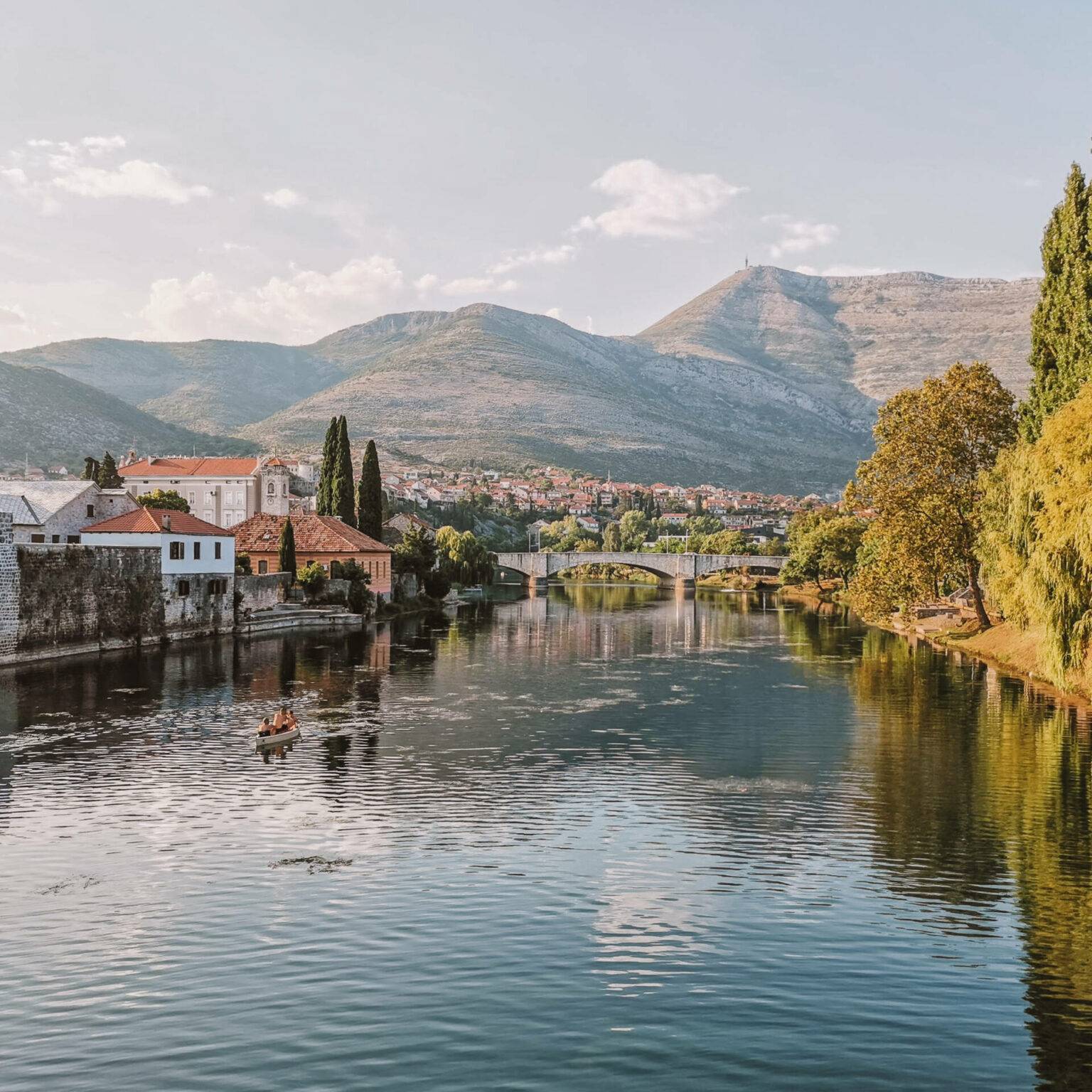 Bosniens Stadt Terbinje liegt idyllisch an einem Fluss zwischen karstigen Bergen.