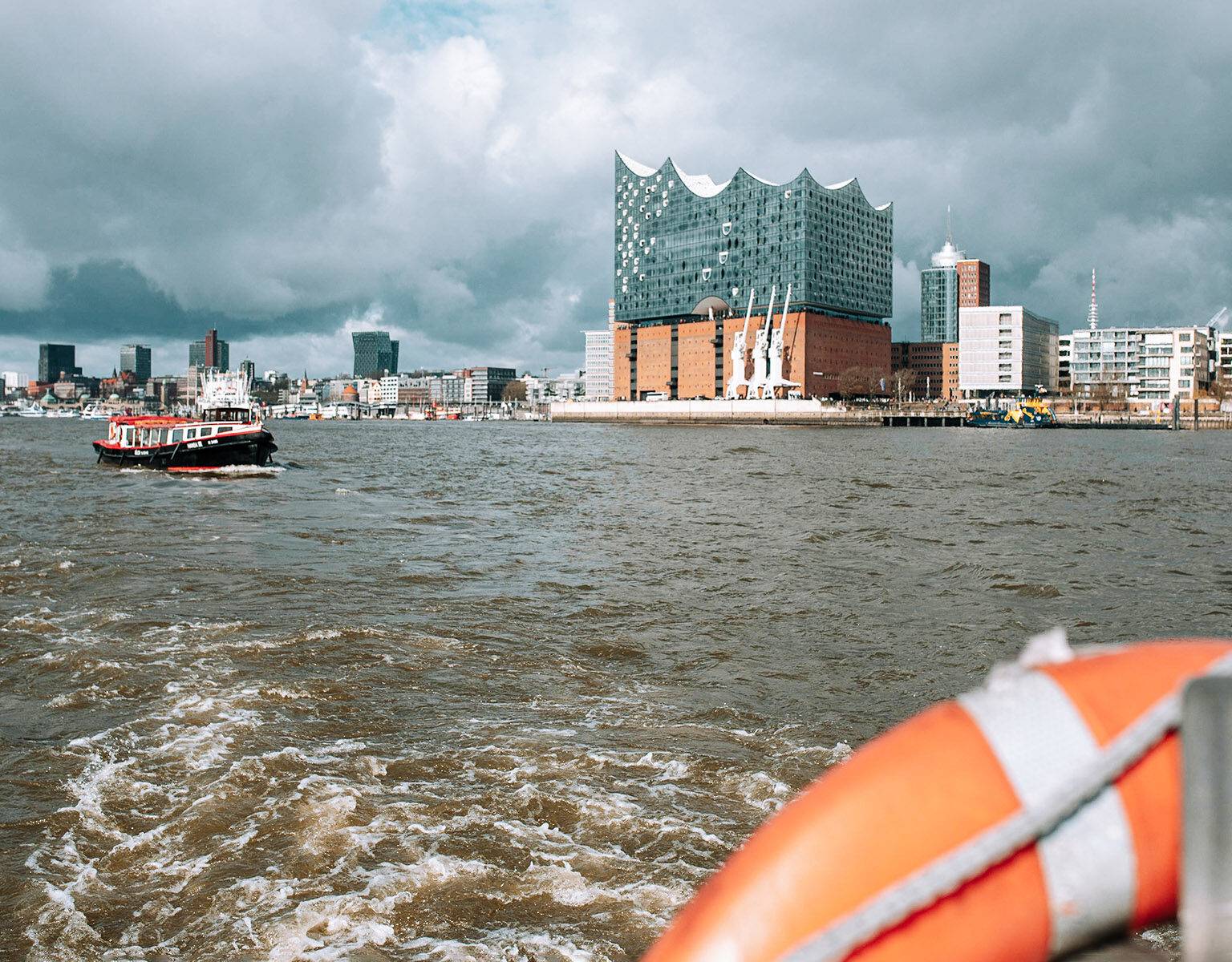 Blick auf die Elbphilharmonie in Hamburg von einem Boot aus.