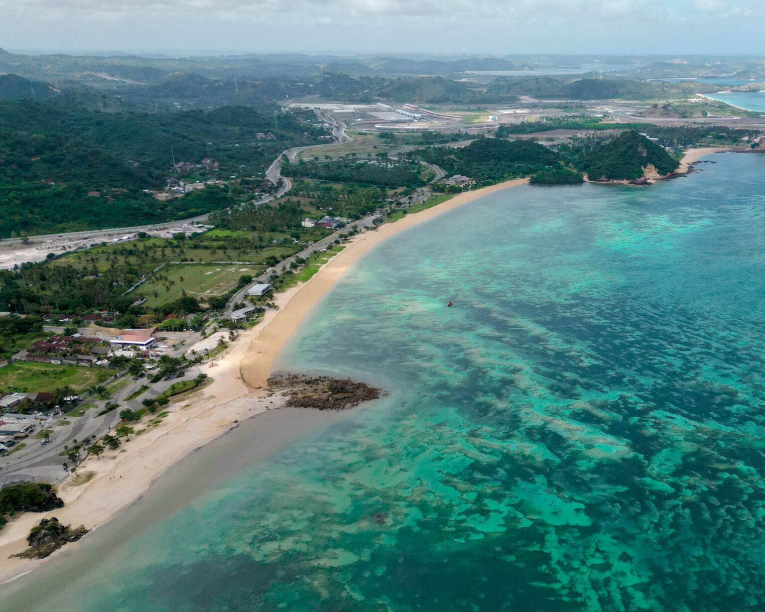 Die Drohnenperspektive zeigt das riesige Riff vor der Küste bei Kuta, das leider abgestorben ist.