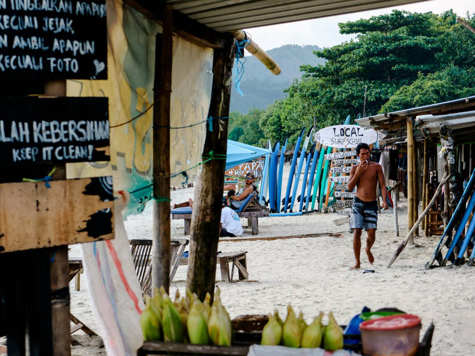 Am Selong Strand auf Lombok findest du überall Surfschulen, Warungs und Liegen.