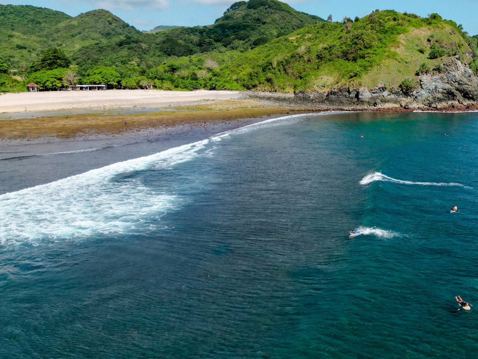 Am Mawi Beach auf Lombok trifft man meistens nur fortgeschrittene Surfer im Wasser.