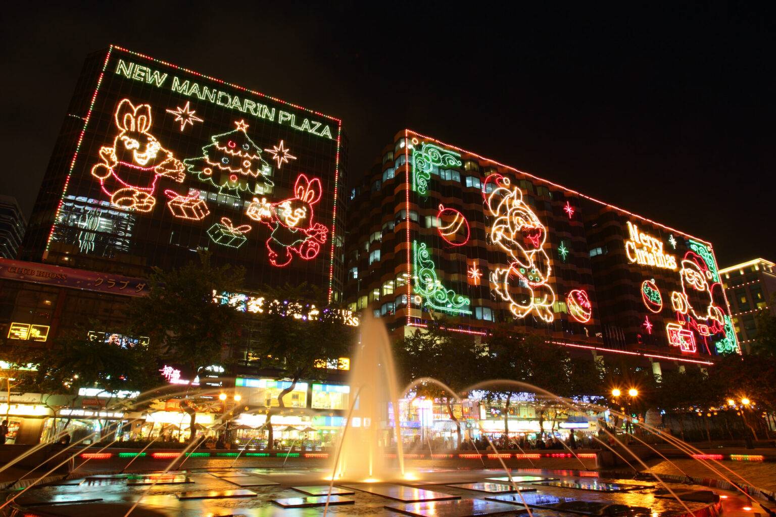 In der Innenstadt von Hongkong entdeckt man an jeder Ecke bunte und schrille Weihnachtsdekorationen.