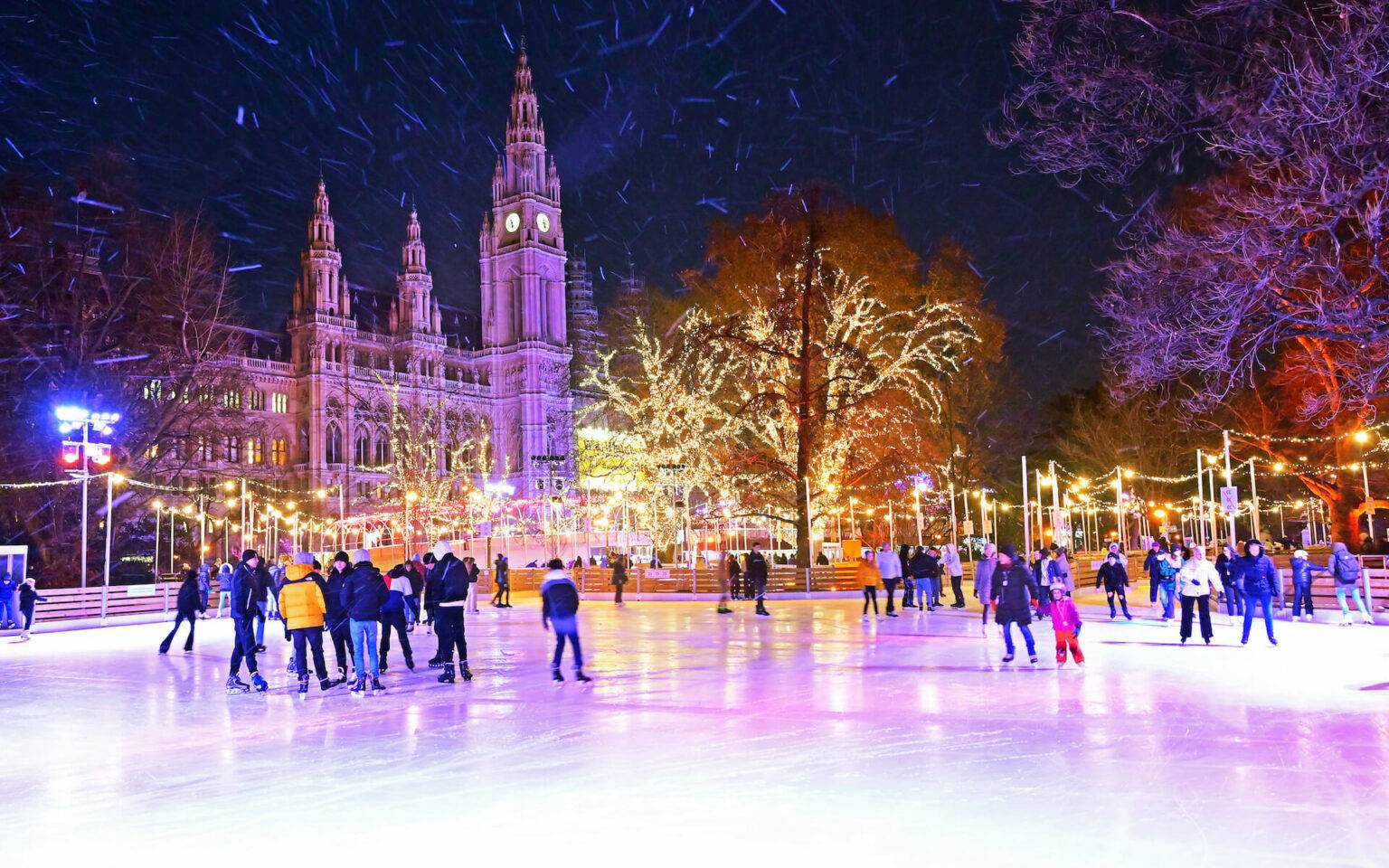 Das pittoreske Rathaus und der „Kleine Eistraum“ lassen den Wiener Weihnachtsmarkt zu einem magischen Ort werden.