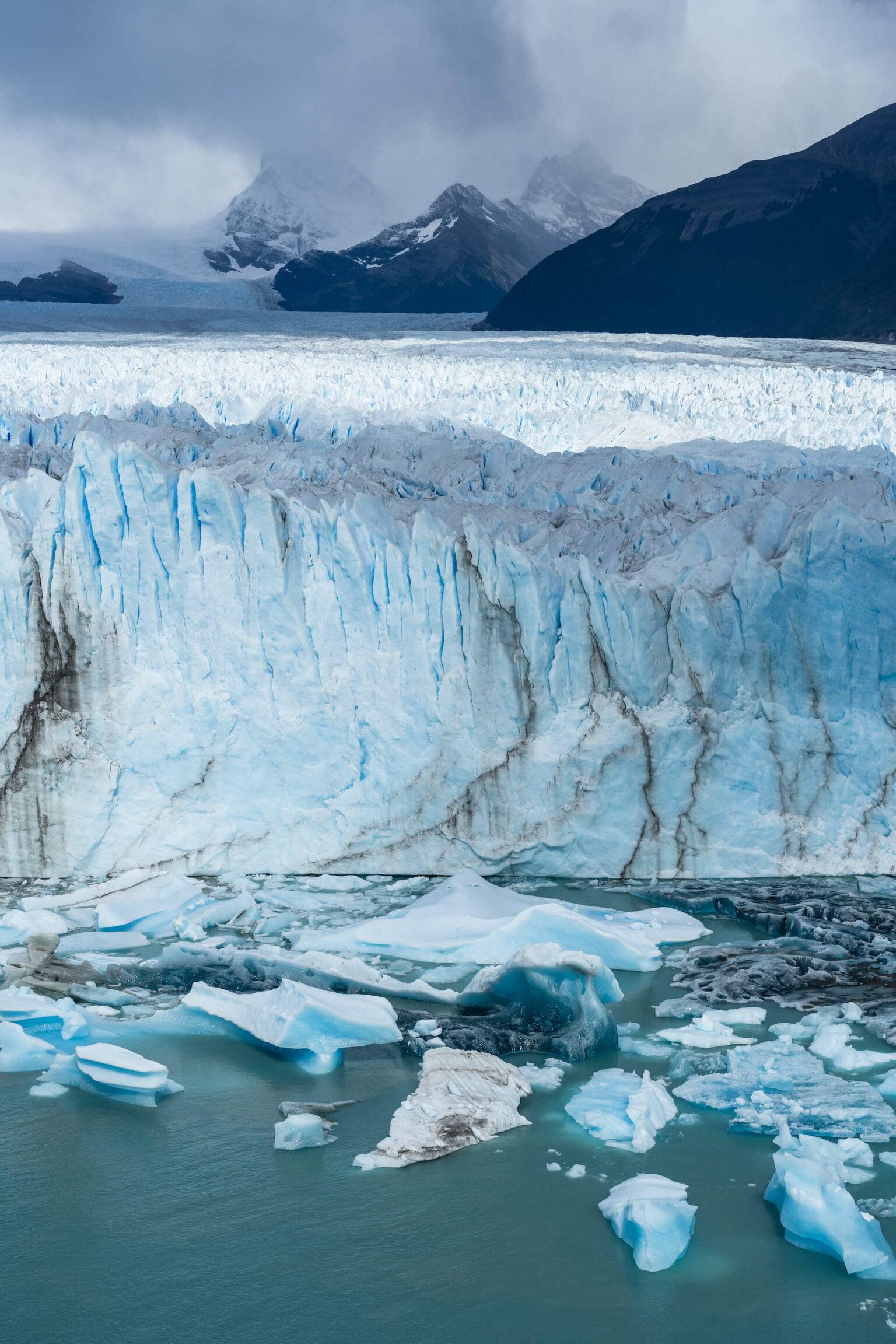 Rund 70 Meter hoch ist die Eiswand des Perito-Moreno-Gletschers. 