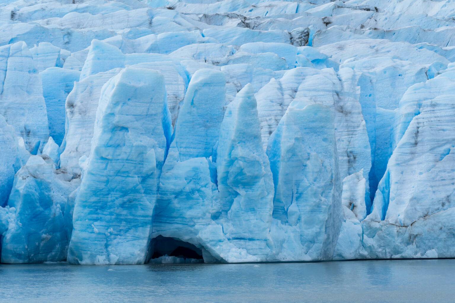 Das blaue Eis des Grey-Gletschers, gesehen vom Boot aus. 