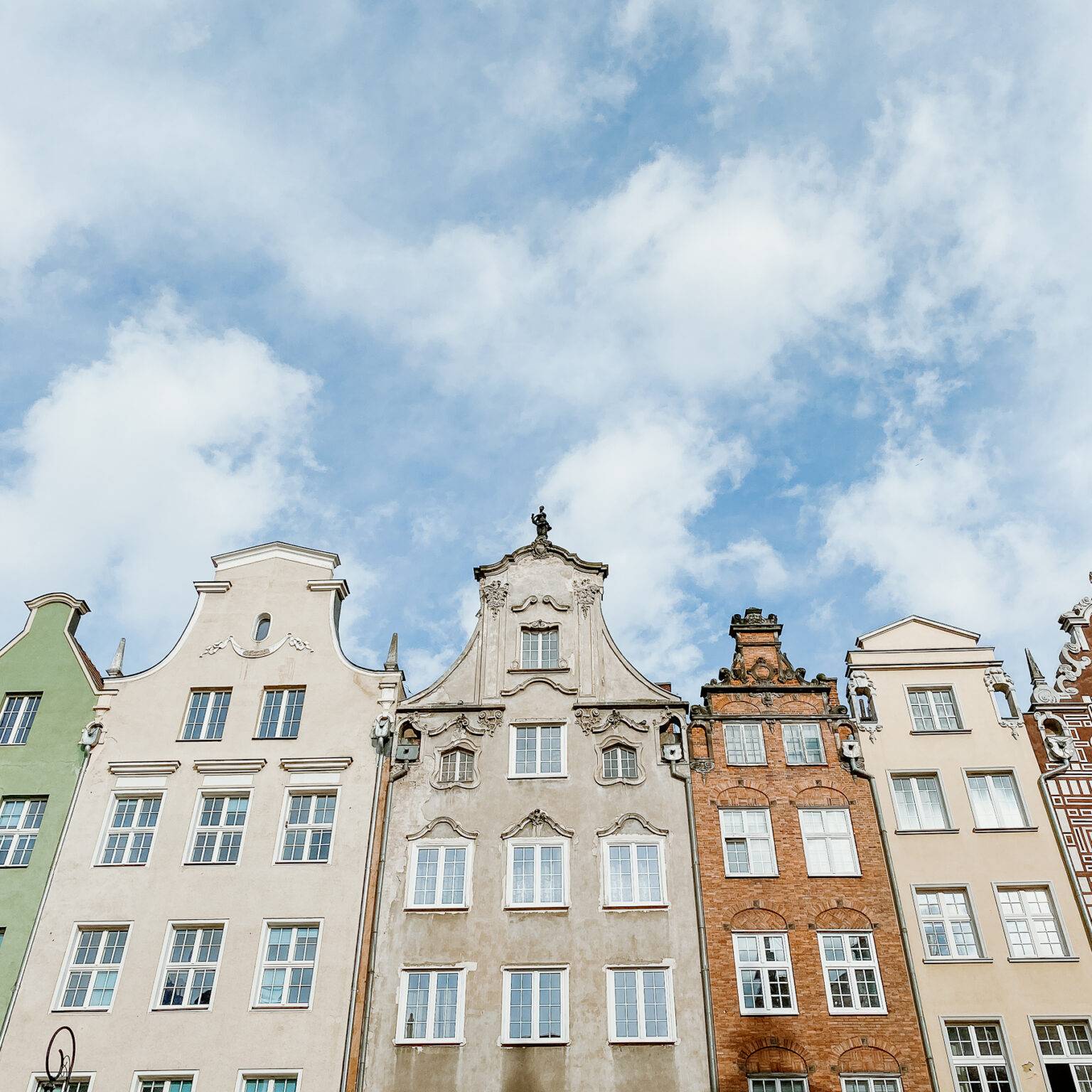 Bunte Häuserfassaden von Altbauten schmücken die Danziger Altstadt.