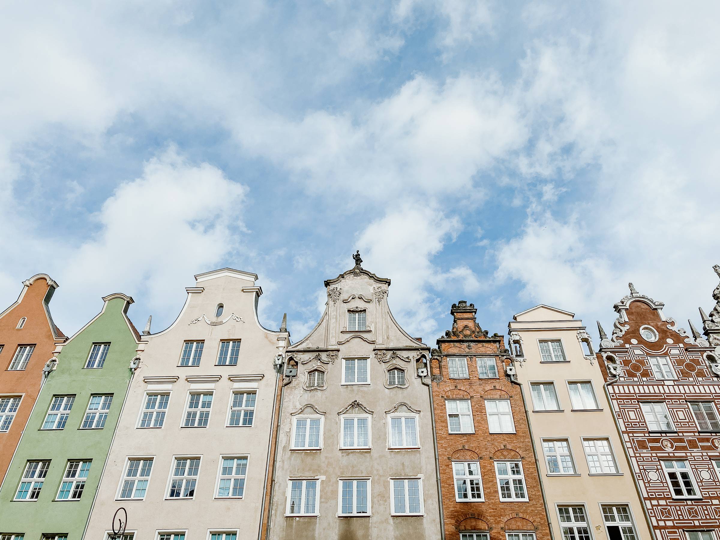 Bunte Häuserfassaden von Altbauten schmücken die Danziger Altstadt.