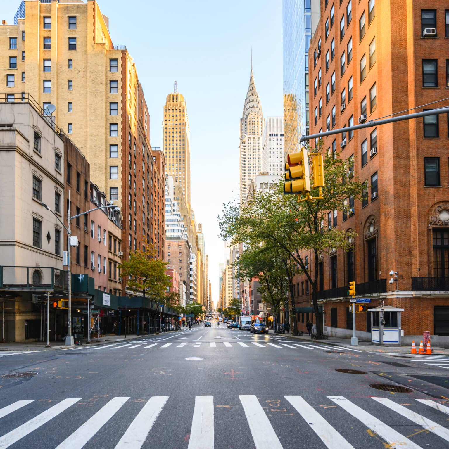 Eine Straße führt durch die Häuserschluchten von Manhattan.