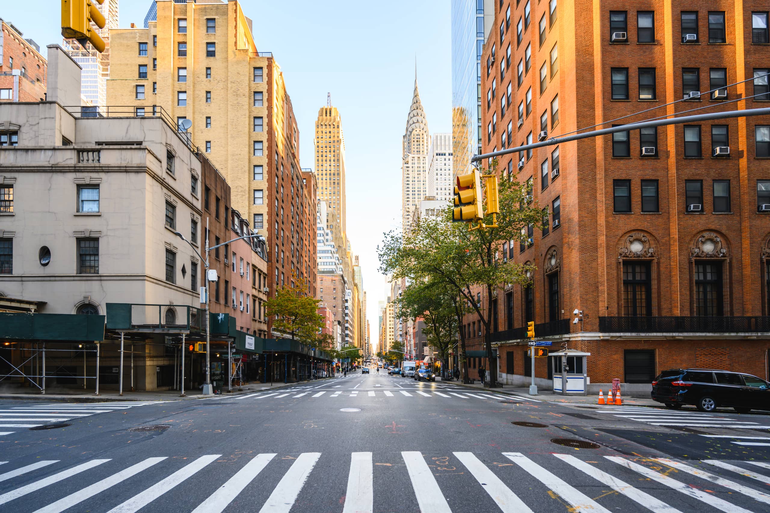 Eine Straße führt durch die Häuserschluchten von Manhattan.