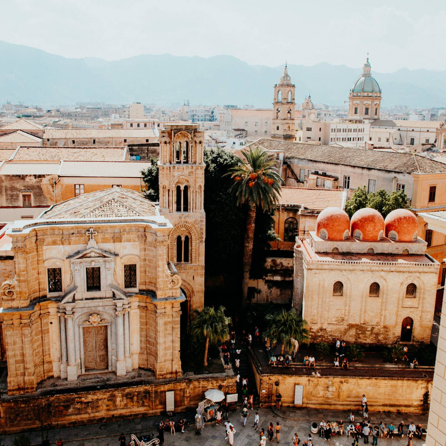 Ausblick auf die Innenstadt von Palermo mit vielen alten Gebäuden.