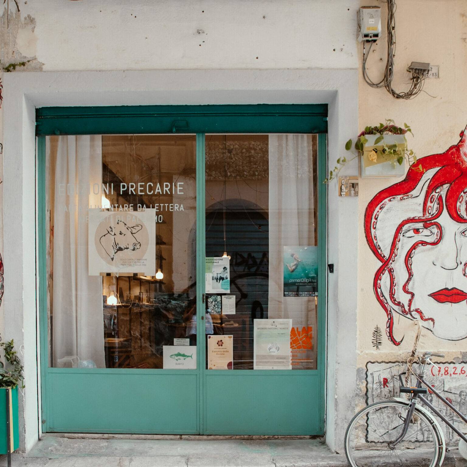 Die Hausfassade eines kleinen Laden in Palermo.