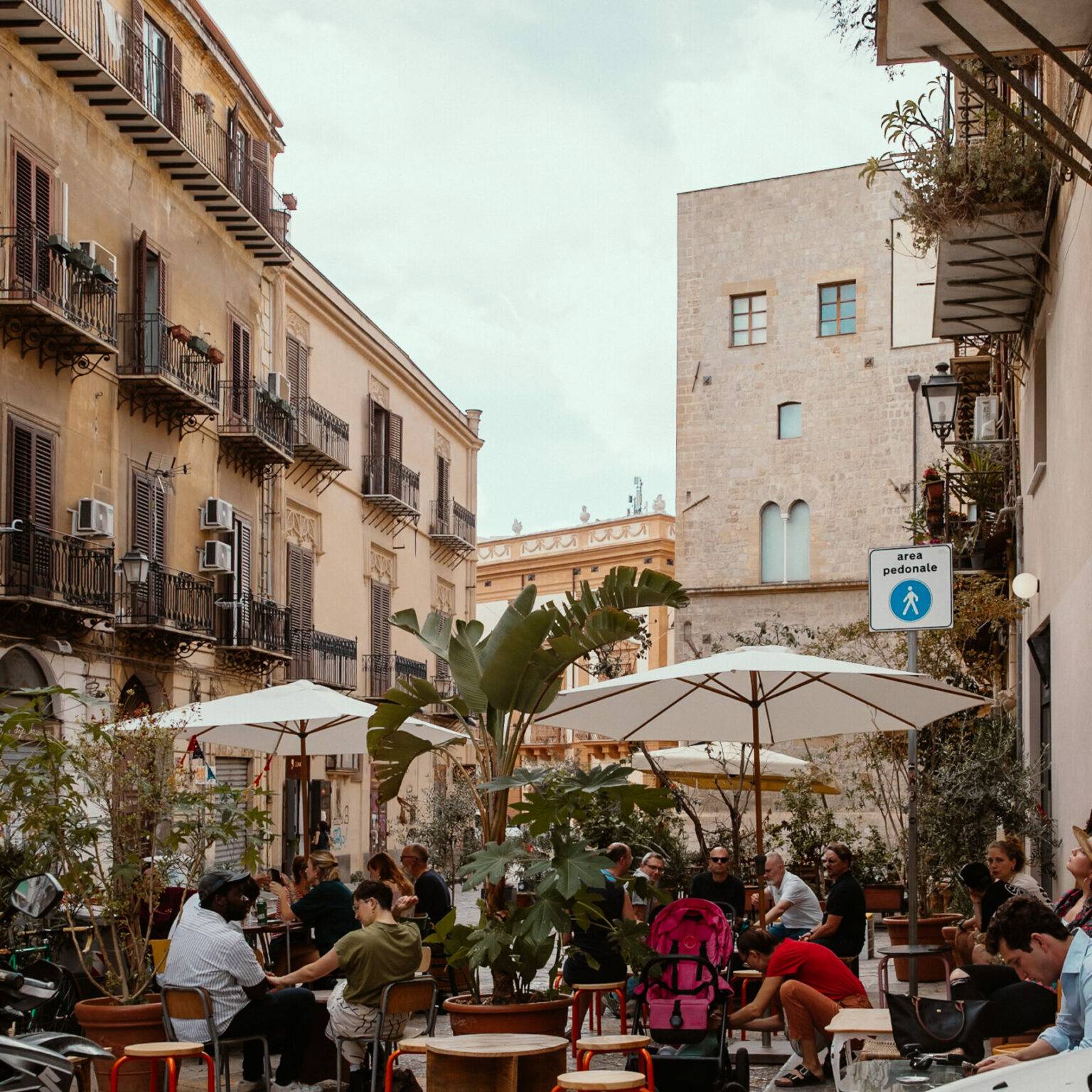 Ein kleiner Platz in Palermo, Menschen sitzen in einem Cafe.