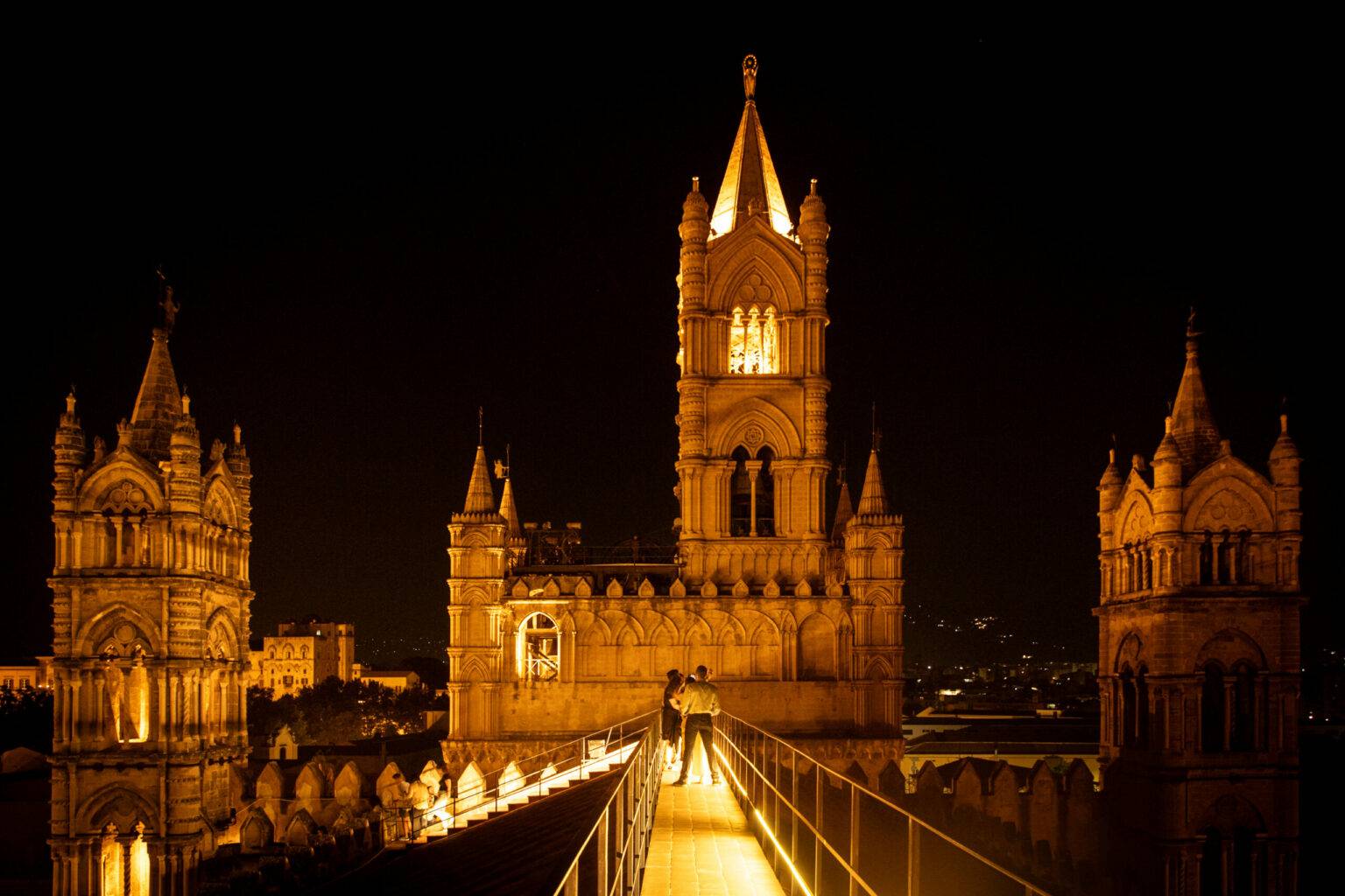 Nachts auf dem Dach der Kathedrale herumzuspazieren ist ein Erlebnis. 