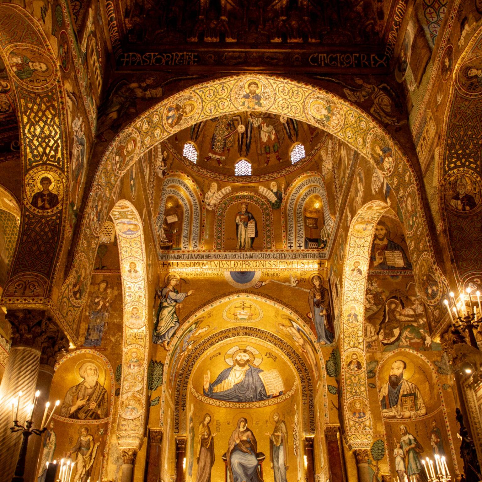 Die mit gold verzierte Kuppel von Innen im Normannenpalast in Palermo.
