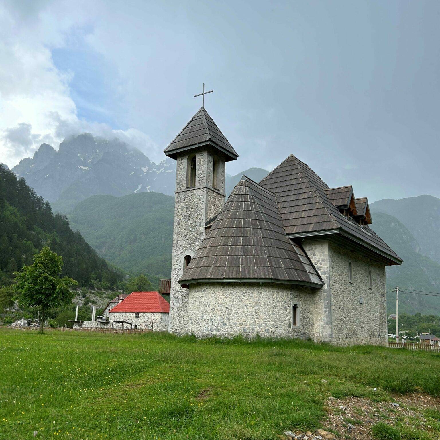 Eine kleine Kirche im Dorf Theth.