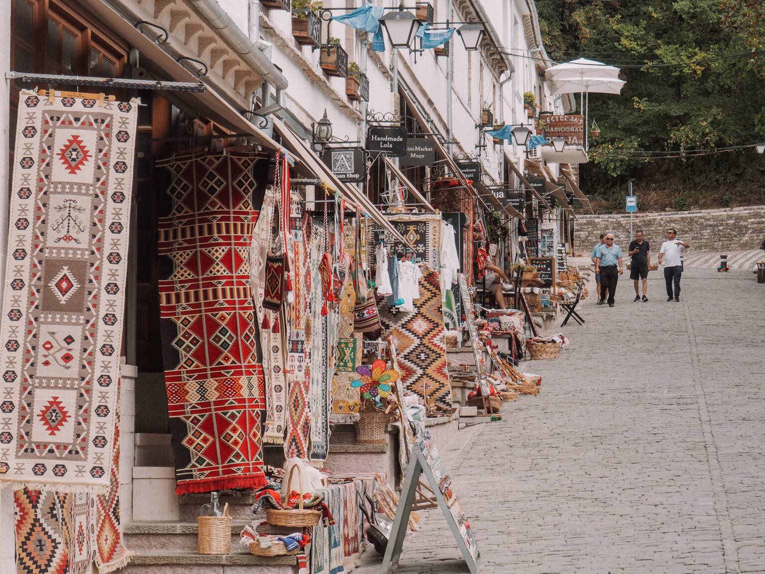 Unzählige kleine Boutiquen und Geschäfte in der osmanisch angehauchten Stadt Gjirokastra.