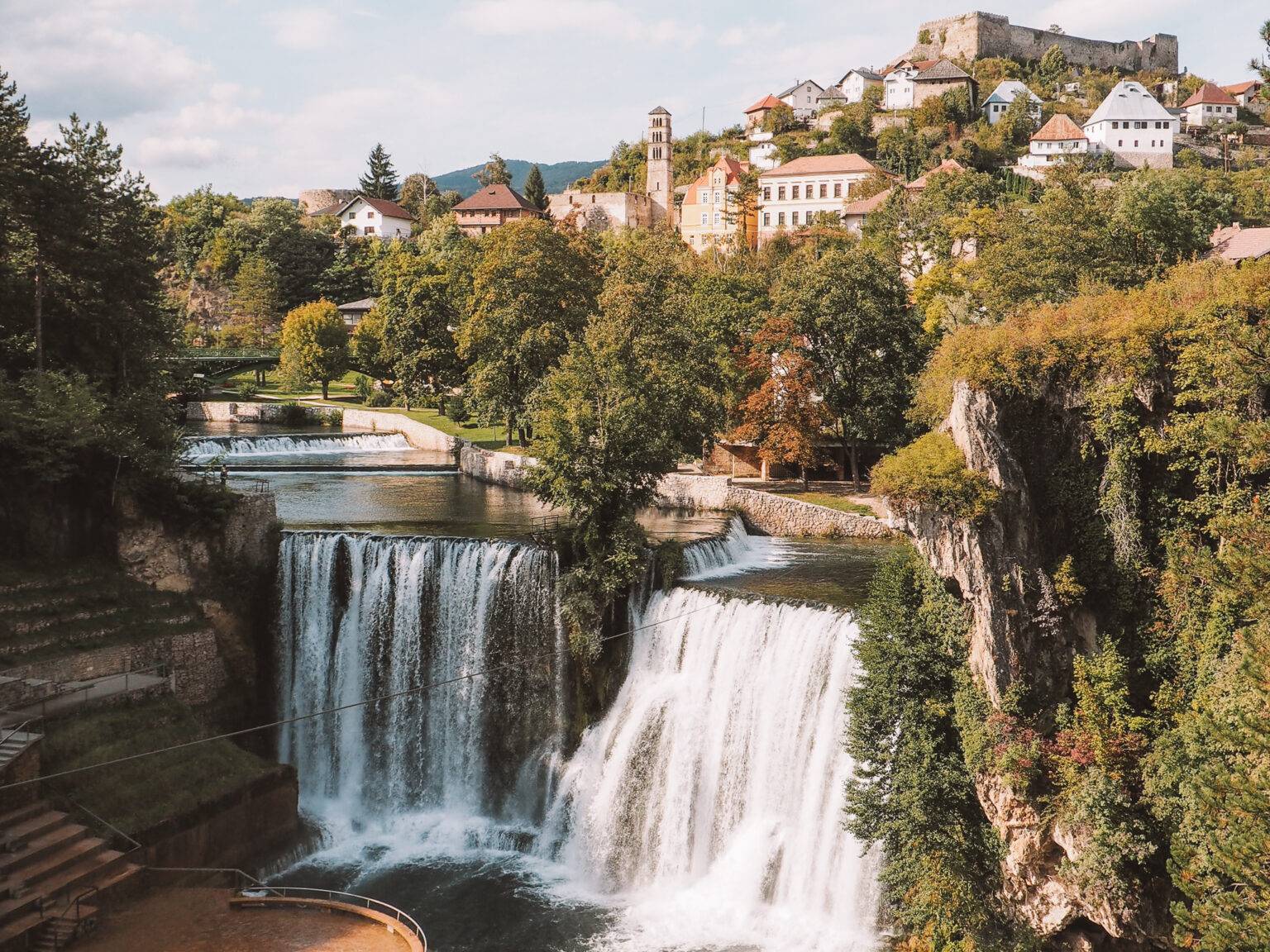 Der Pliva-Wasserfall stürzt in der Innenstadt der bosnischen Stadt Jayce in die Tiefe.