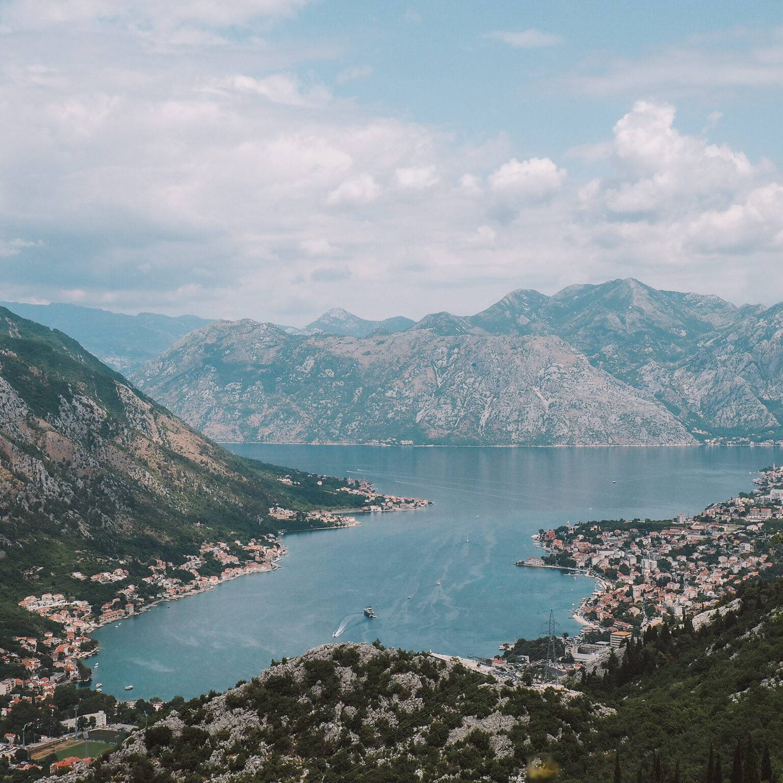 Malerisch liegt der Kotor-Fjord zwischen den Hügelketten.