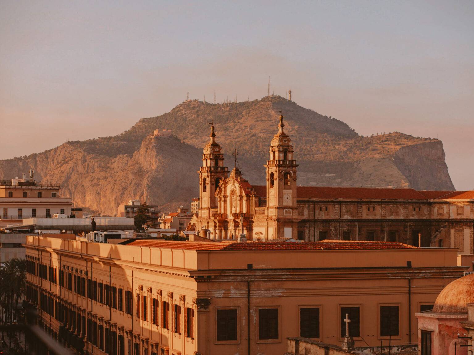 Die Dächer der Altstadt Palermo, im Hintergrund sieht man das Gebirge.