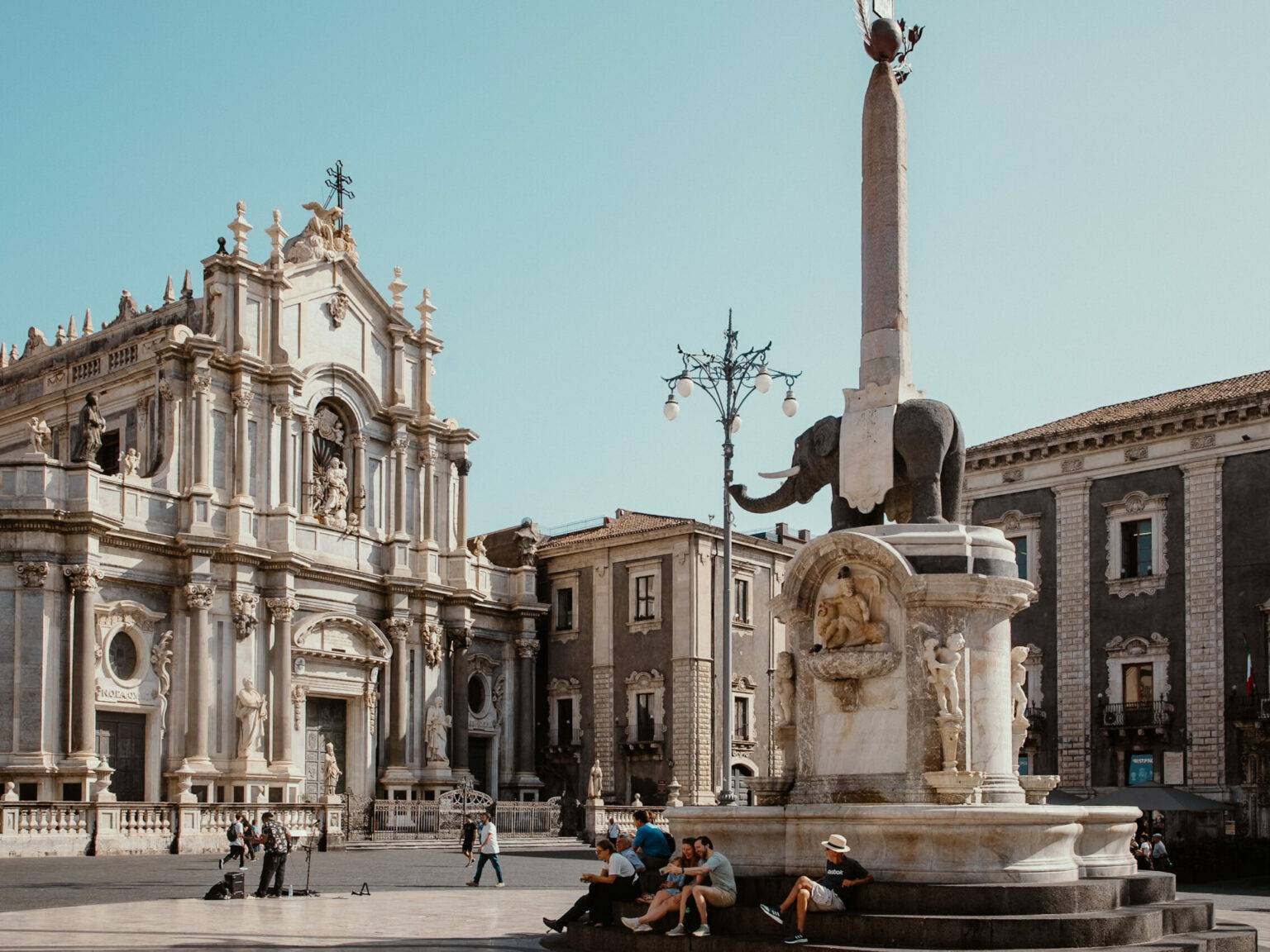 Ein alter Brunnen auf der Piazza del Duomo in Catania.