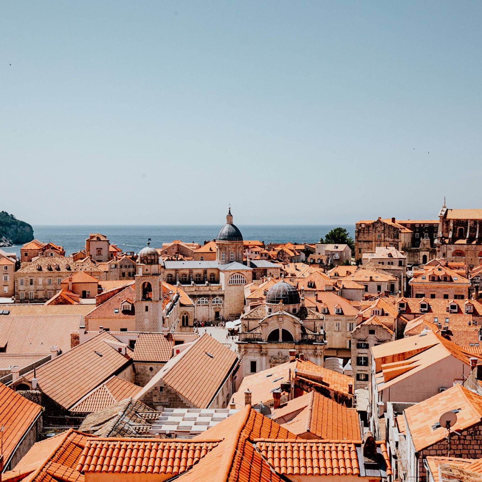 Blick auf die Altstadt und Kirchturm von Dubrovnik.