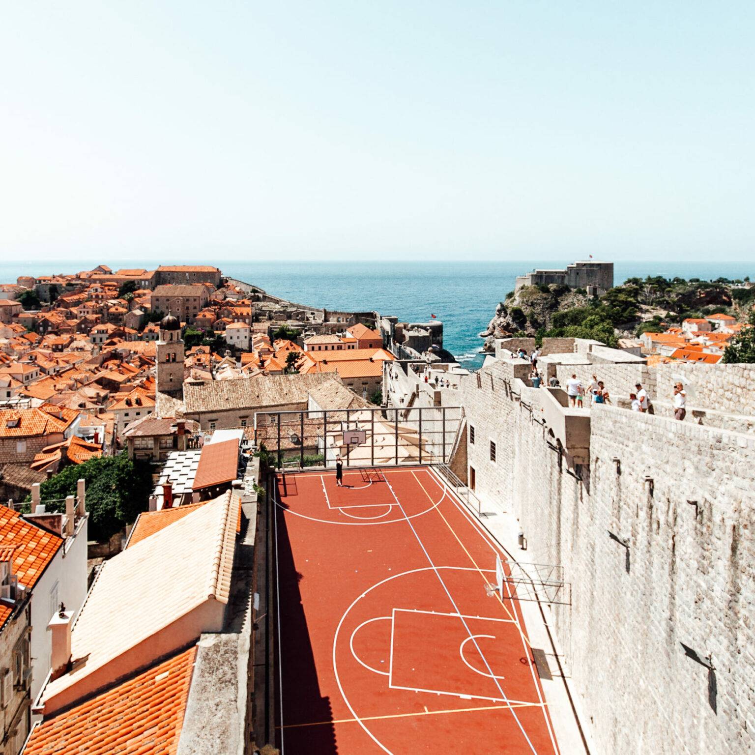 Blick auf einen Basketballplatz auf dem Dach eines Gebäudes in Dubrovnik.