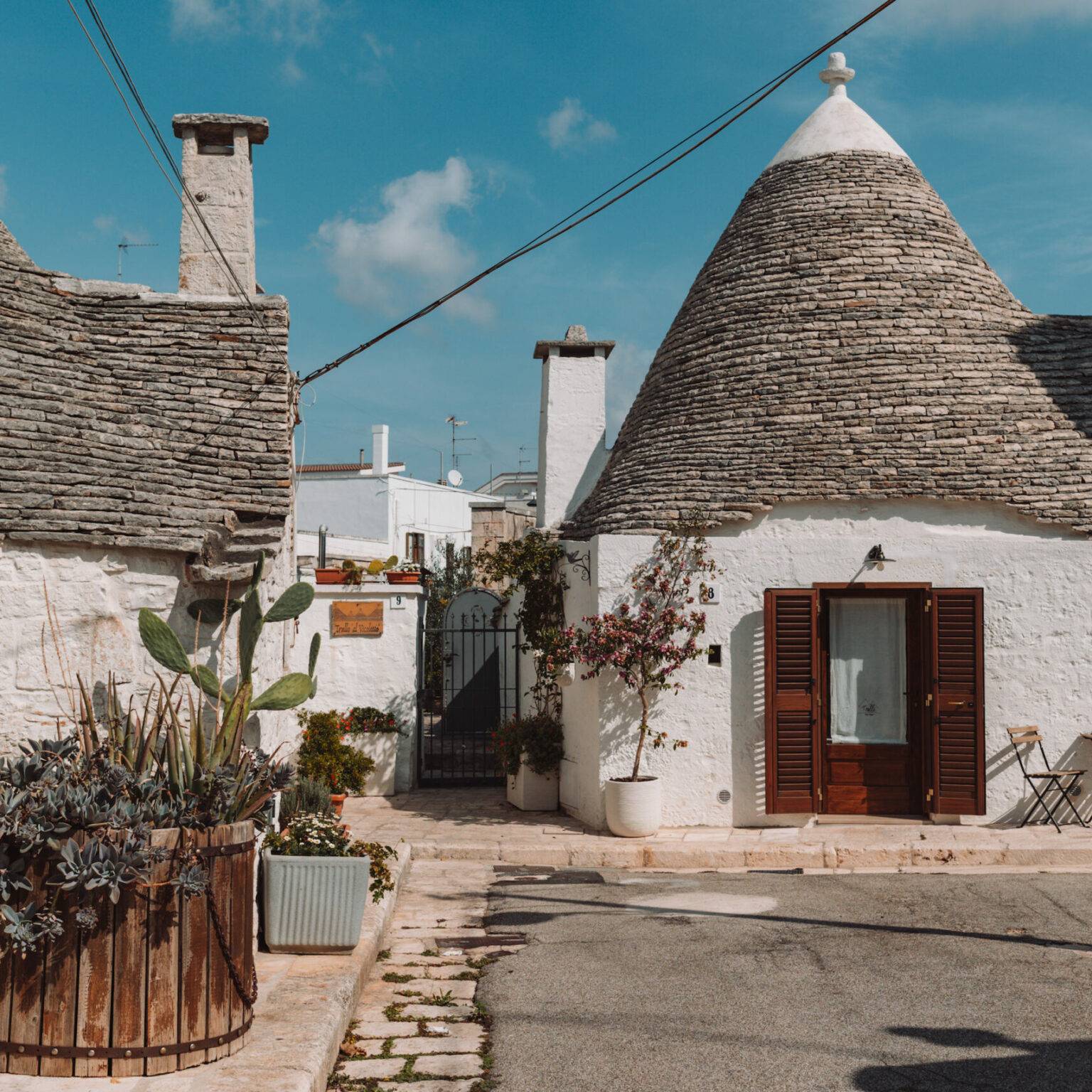Kegelförmige Dächer sind das Markenzeichen der sogenannten Trullis, der traditionellen Steinhäuser Apuliens.