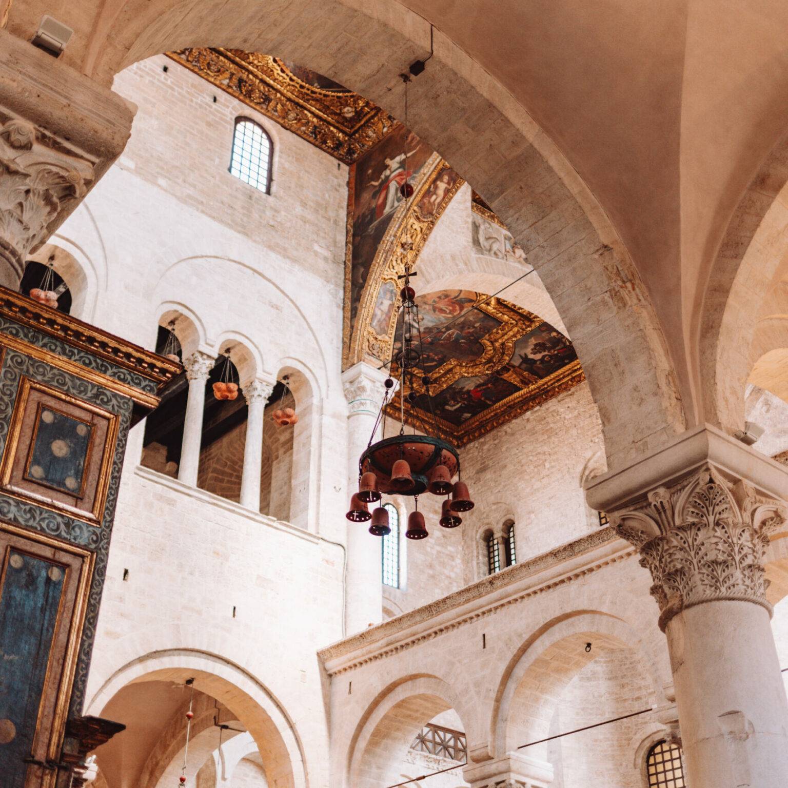 Der Innenbereich der Basilika San Nicola mit verzierten Decken und goldenen Elementen.