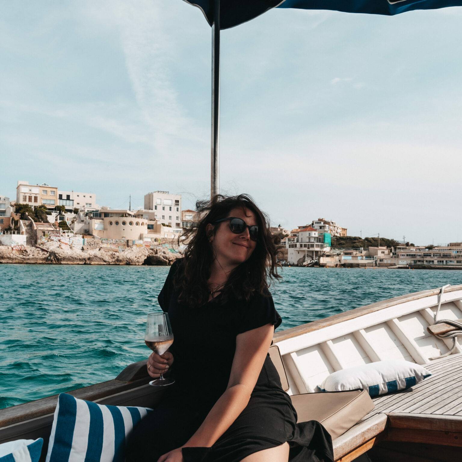 Bloggerin Laura auf einem Boot vor der Küste von Marseille.
