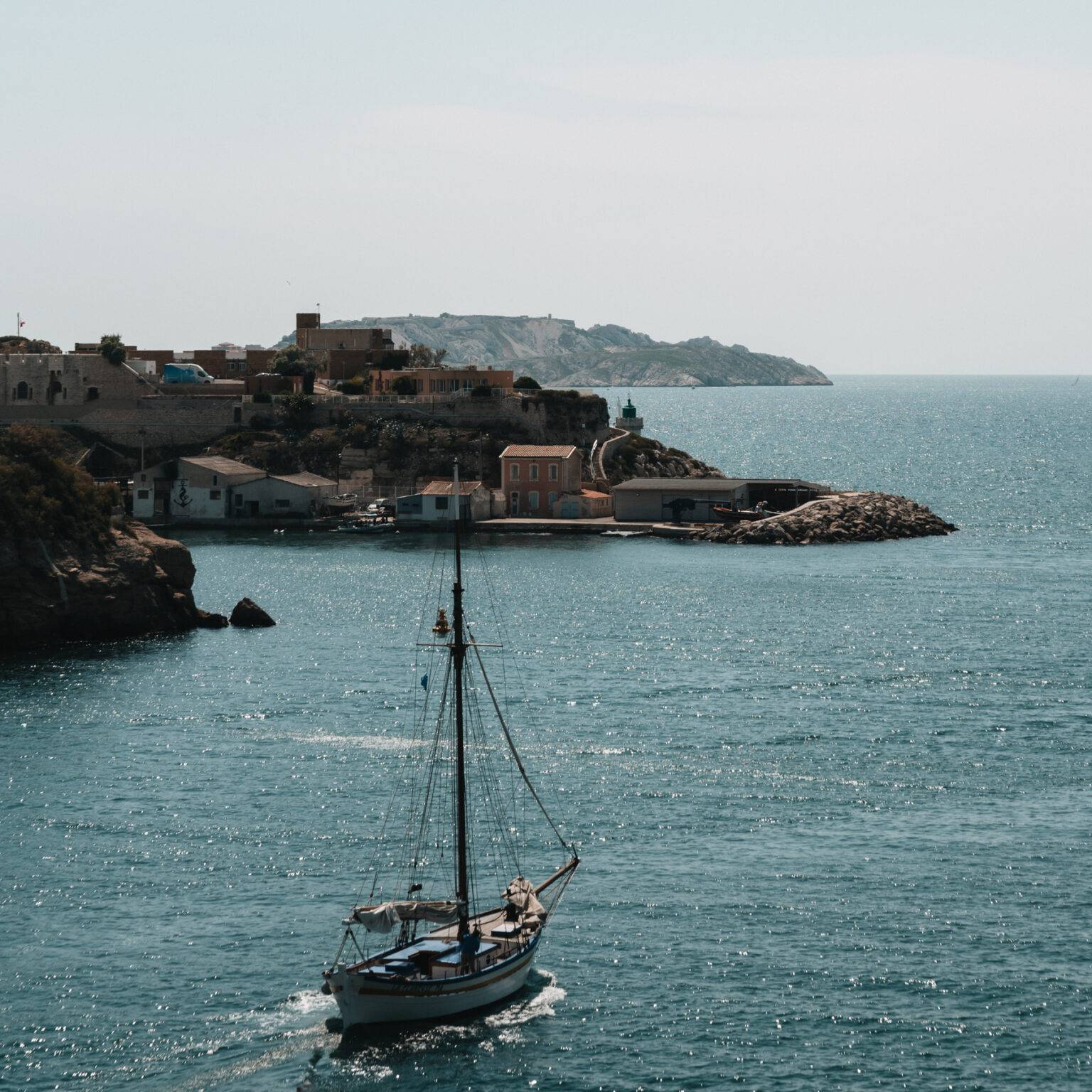 Ein Segelboot im Hafen von Marseille.
