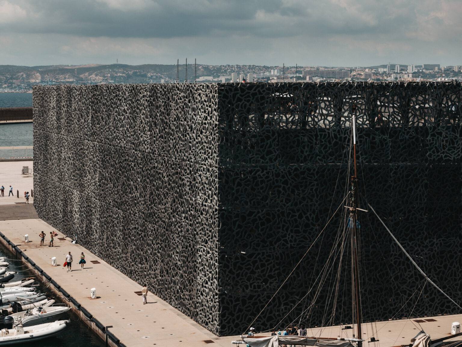 Blick auf das futuristische Museum am Hafen von Marseille.