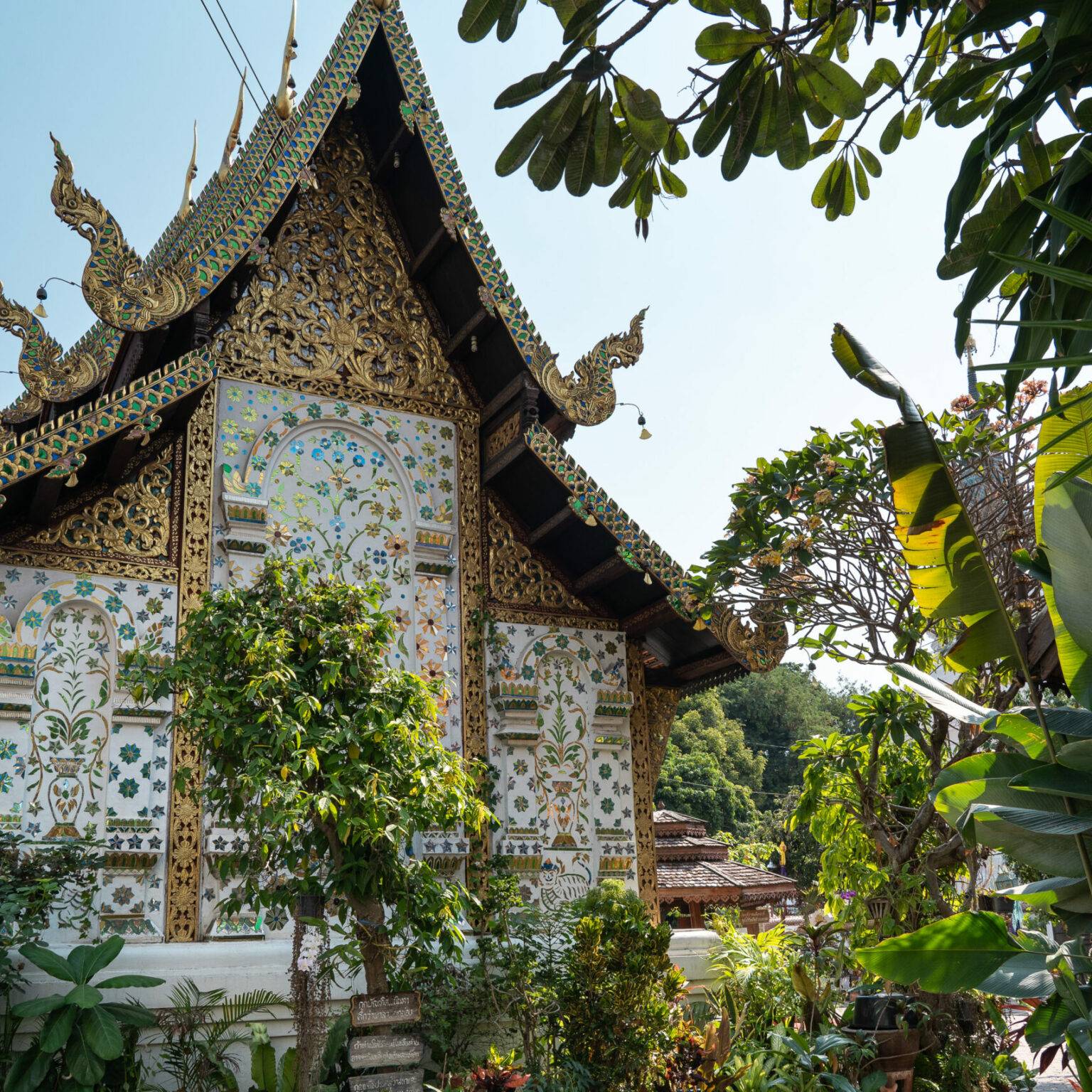 Umgeben von Dickicht liegt der kleine, reichhaltig verzierte Tempel Wat Ket Karam.