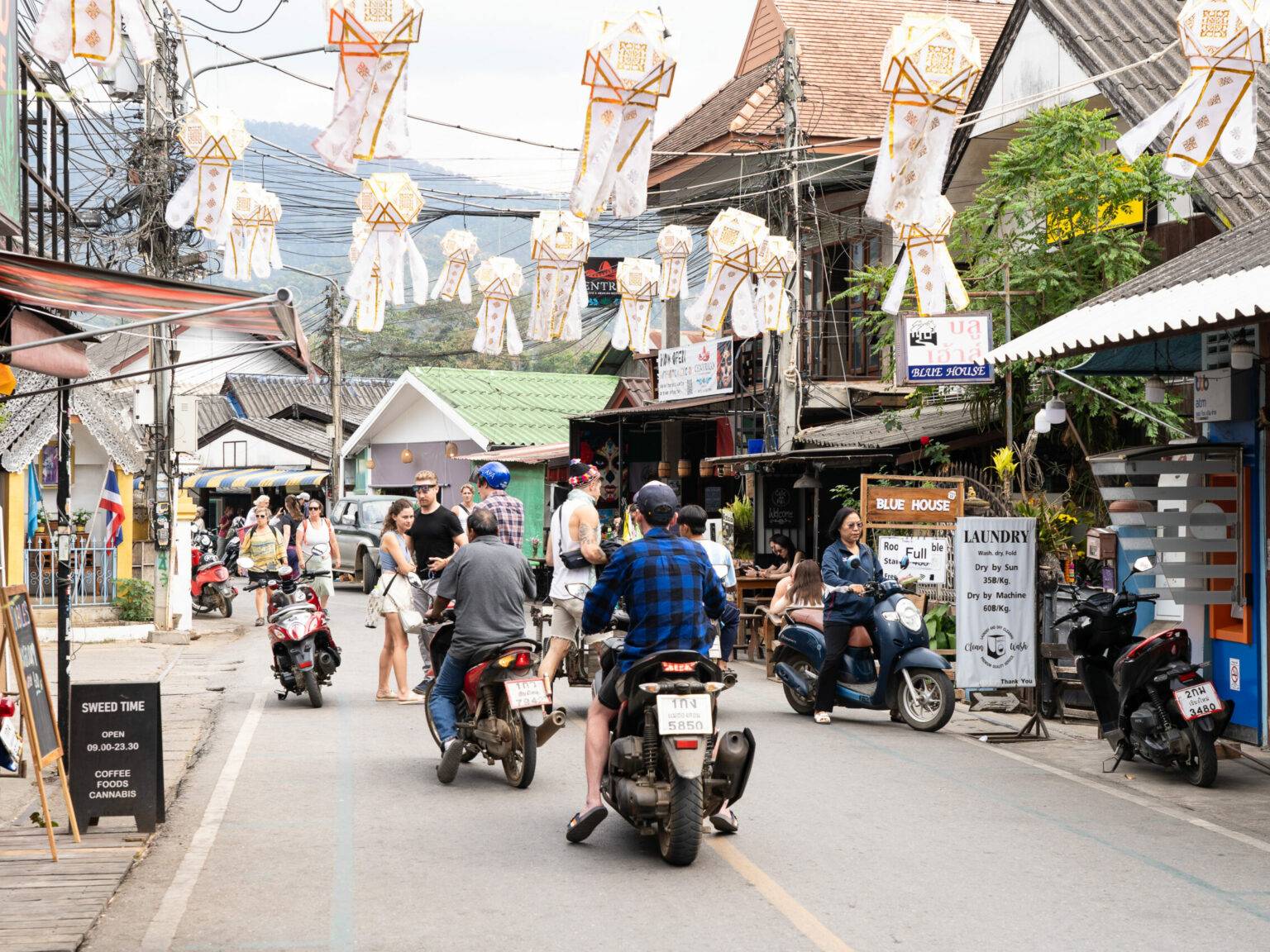 Motorroller, Fußgänger und Geschäft an Geschäft: Buntes Treiben herrscht in der Innenstadt von Pai.