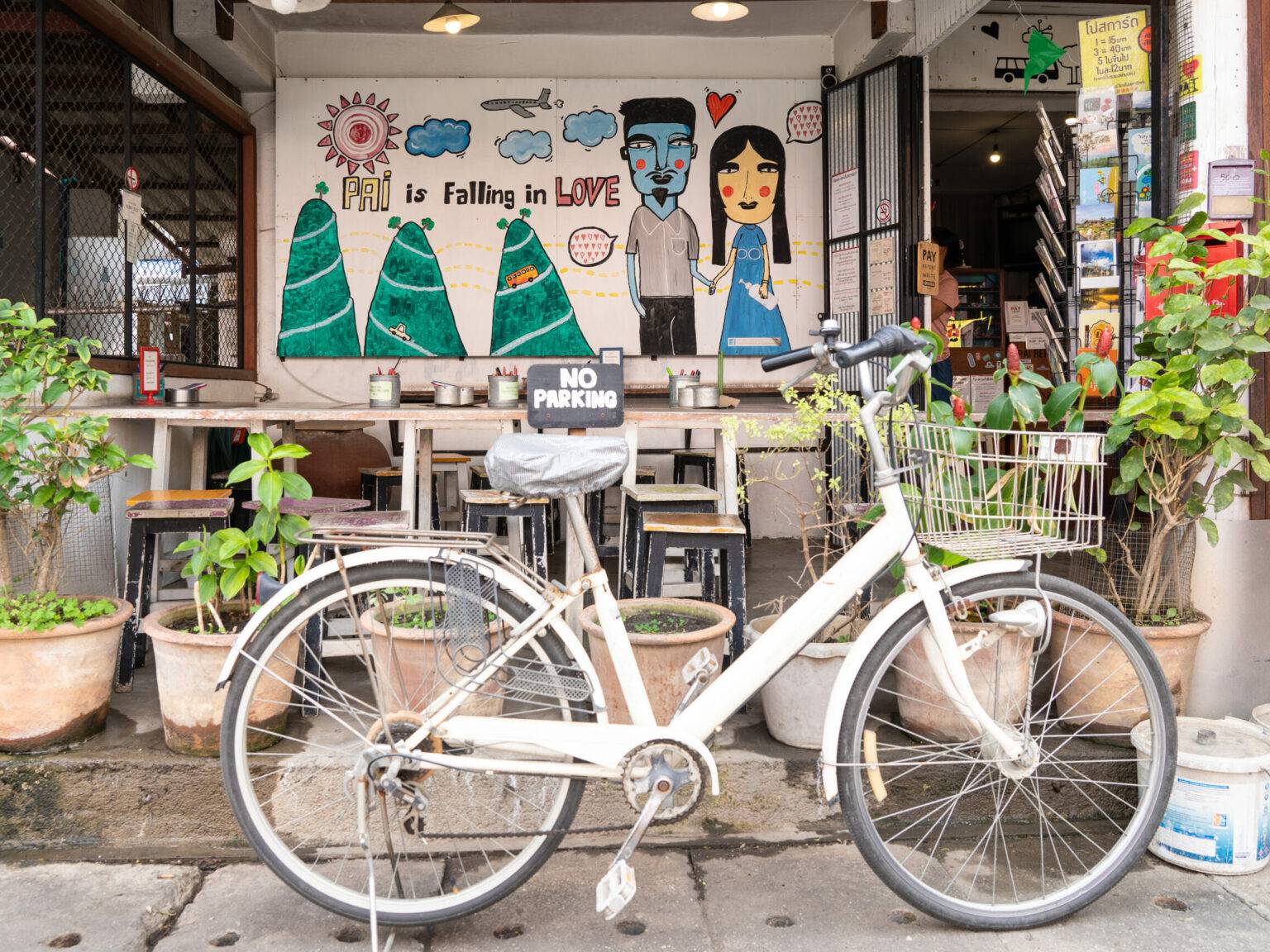 Ein Fahrrad steht vor einem kleinen Café in Pai.
