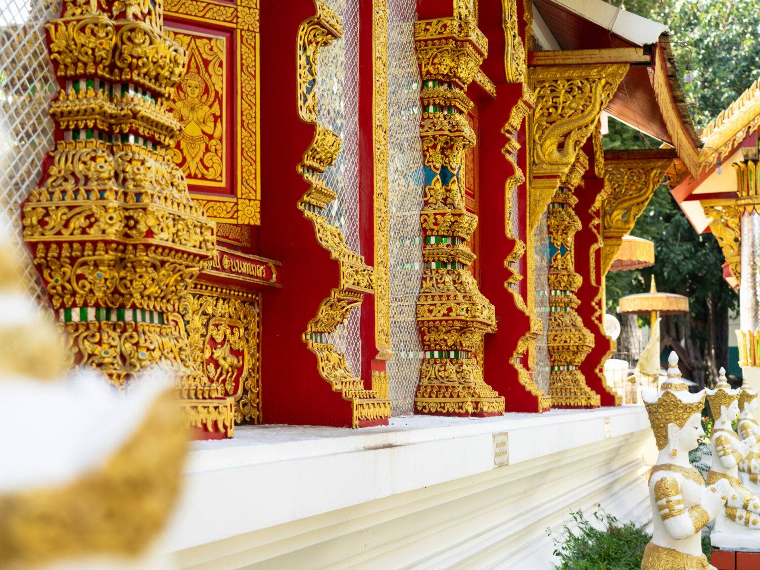Ein gold verzierter Tempel in der Altstadt von Chiang Mai.