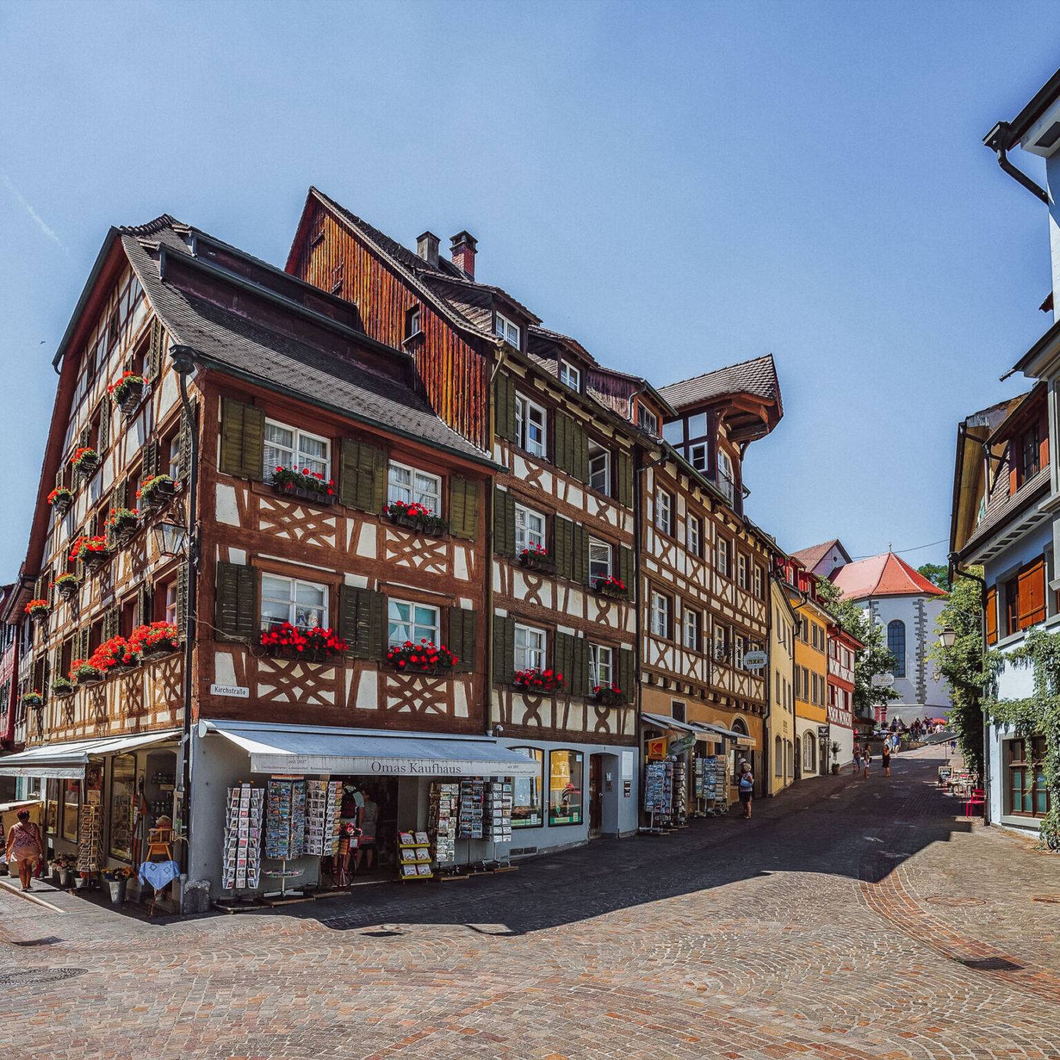 Ein historisches Fachwerkhaus in der Altstadt von Meersburg am Bodensee.