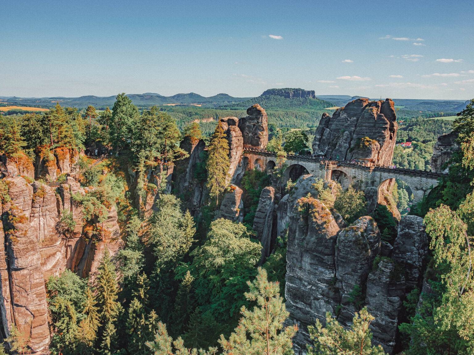 Die steinerne Bastei Brücke aus der Vogelperspektive umgeben von Felsen und Wald in der Sächsischen Schweiz.