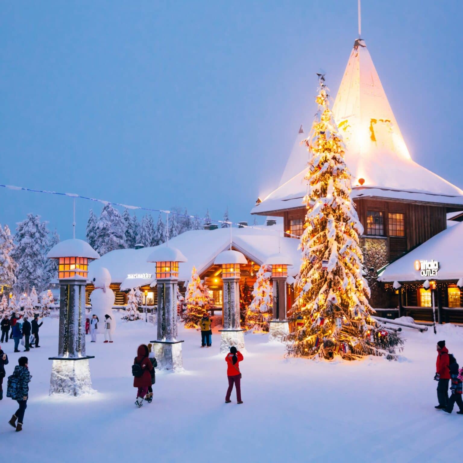 Der verschneite Hauptplatz im Weihnachtsmann-Drof Rovaniemi.