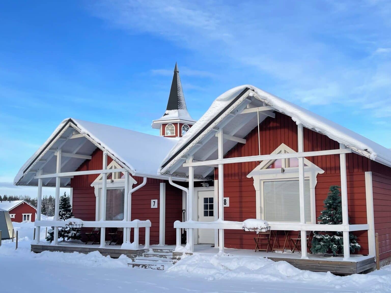 In rot-weiß gestrichene Holzhäuschen können Gäste im Weihnachtsmanndorf in Rovaniemi übernachten.