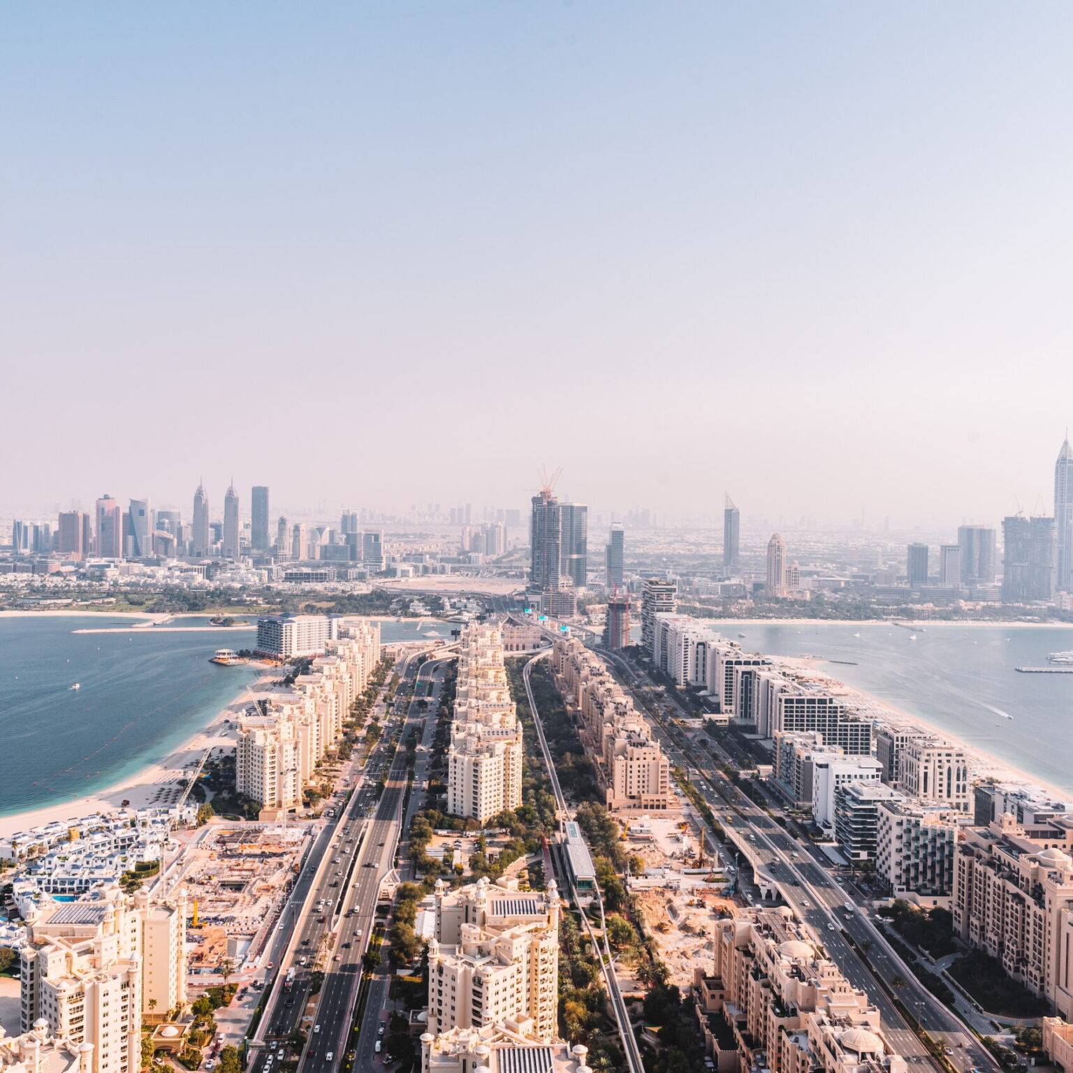 Dubai und seine Marina aus der Vogelperspektive vom AURA Skypool.